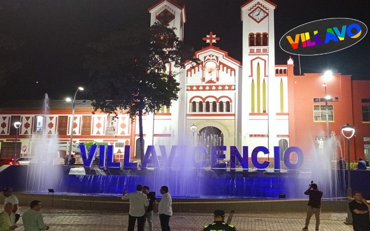 Iluminada y modernizada se ve ahora la plazoleta de Los Libertadores con su gigantografía de VILLAVICENCIO